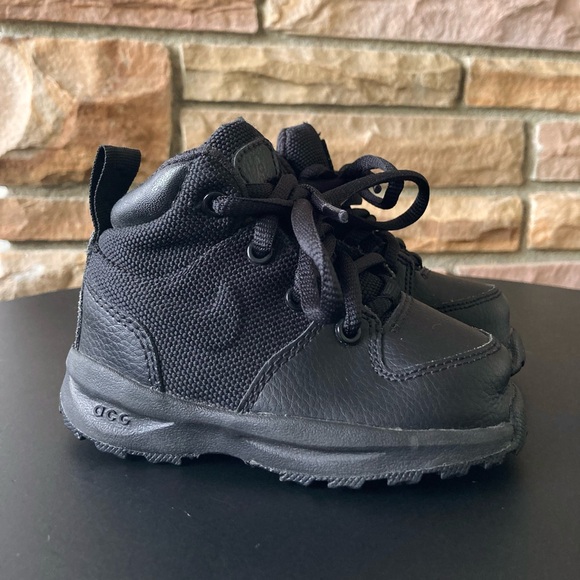 Nike Kids Black Boots - Picture 1 of 8